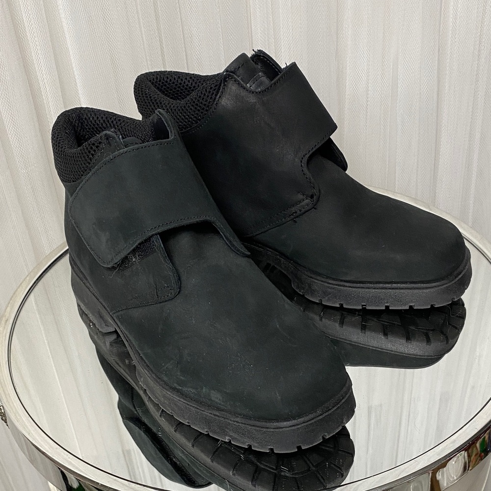 Made in Canada 🇨🇦 Black Velcro Aqua Suede Leather Ankle Boots Toe Warmer 8.5